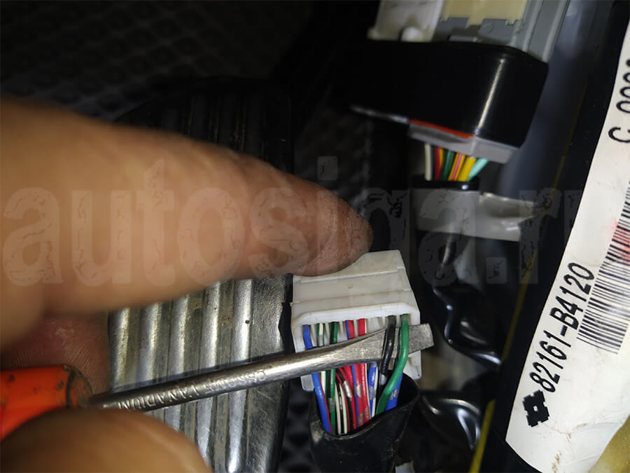 Подключение к проводам центрального замка на Daihatsu Terios Kid