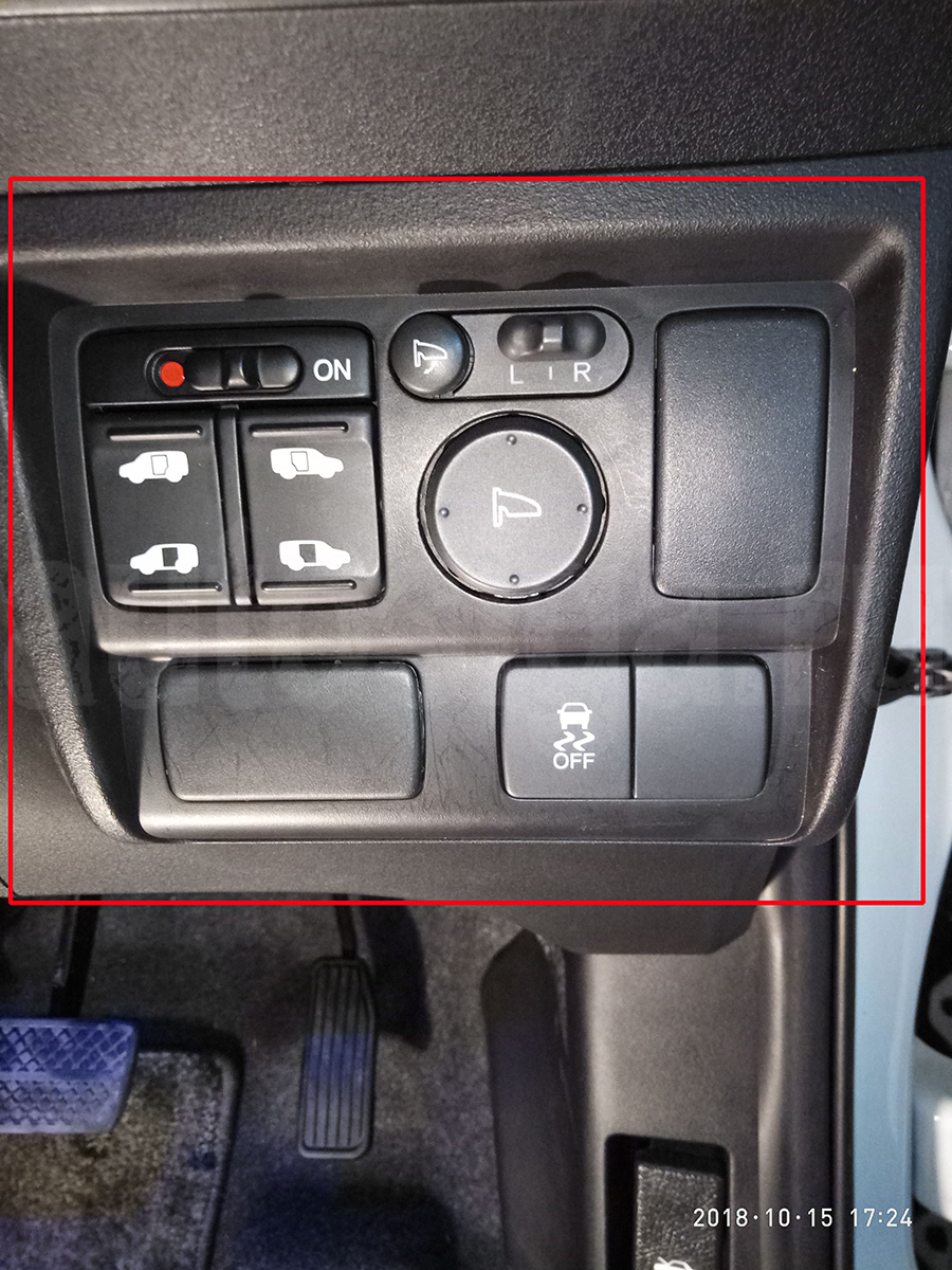 Накладка справа от коленки водителя