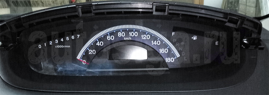 Снимаем верхнюю накладку