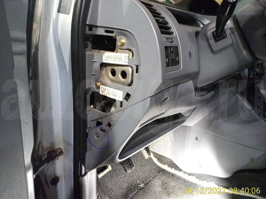 Снимаем накладку под рулевой колонкой Hyundai Matrix – снятие накладки под рулевой колонкой – часть 2