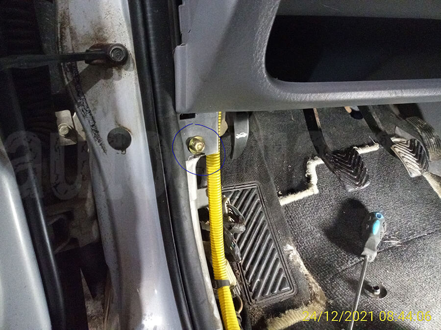 Снимаем накладку под рулевой колонкой Hyundai Matrix – снятие накладки под рулевой колонкой – часть 3