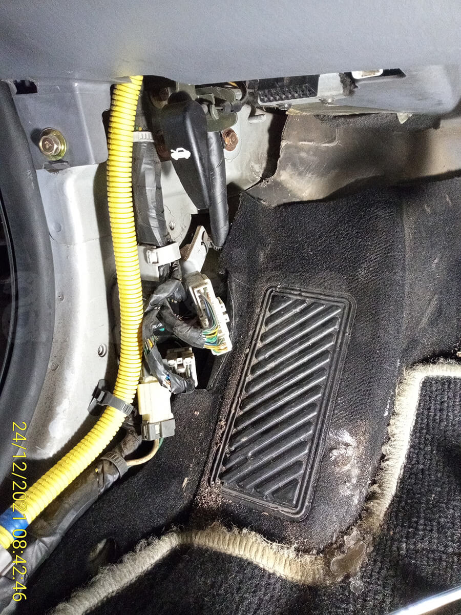 Разъёмы за левой кик-панелью Hyundai Matrix – разъёмы за левой кик-панелью