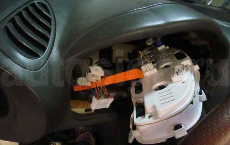 Белый разъём панели приборов Подключение на белом разъёме приборной панели