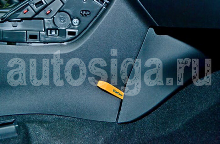 Снять нижнюю правую накладку центрального тоннеля Снять нижнюю правую накладку