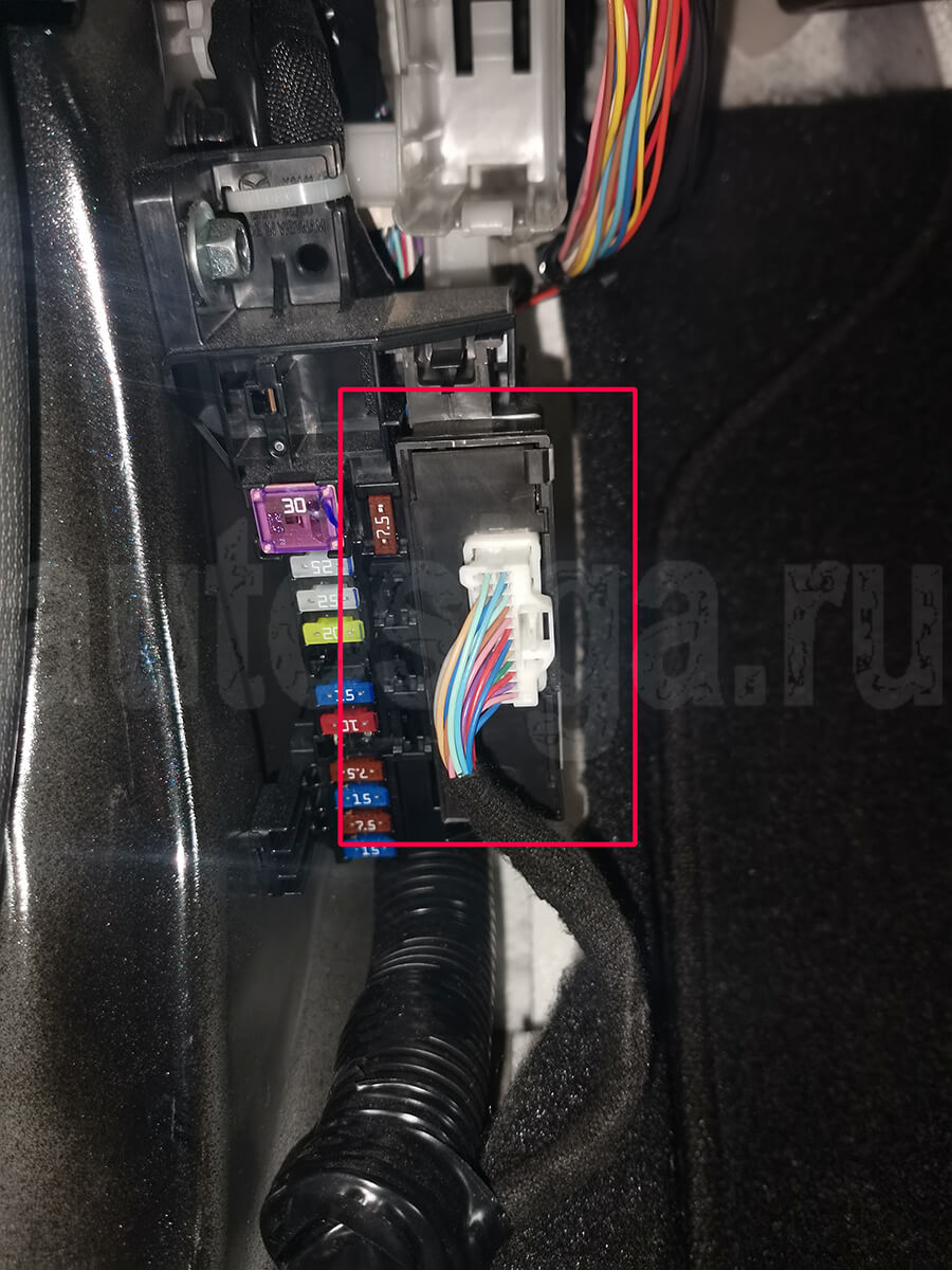 Мазда Аксела – блок в левом пороге Mazda Axela – местонахождение блока для подключения сигнализации