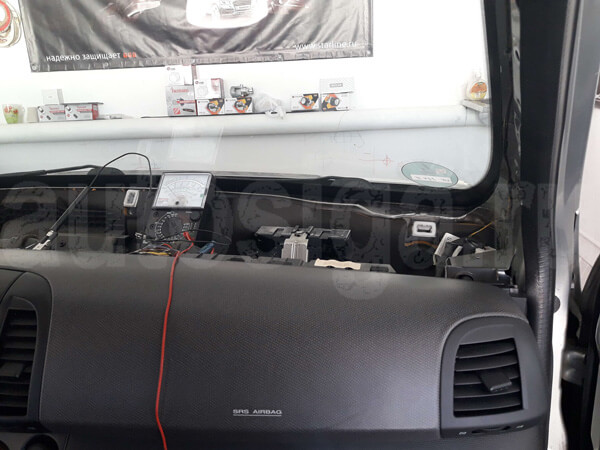 Установка автосигнализации на трёхдверную Nissan Micra 2005 Установка автосигнализации на Nissan Micra 2005 – блок BCM над бардачком