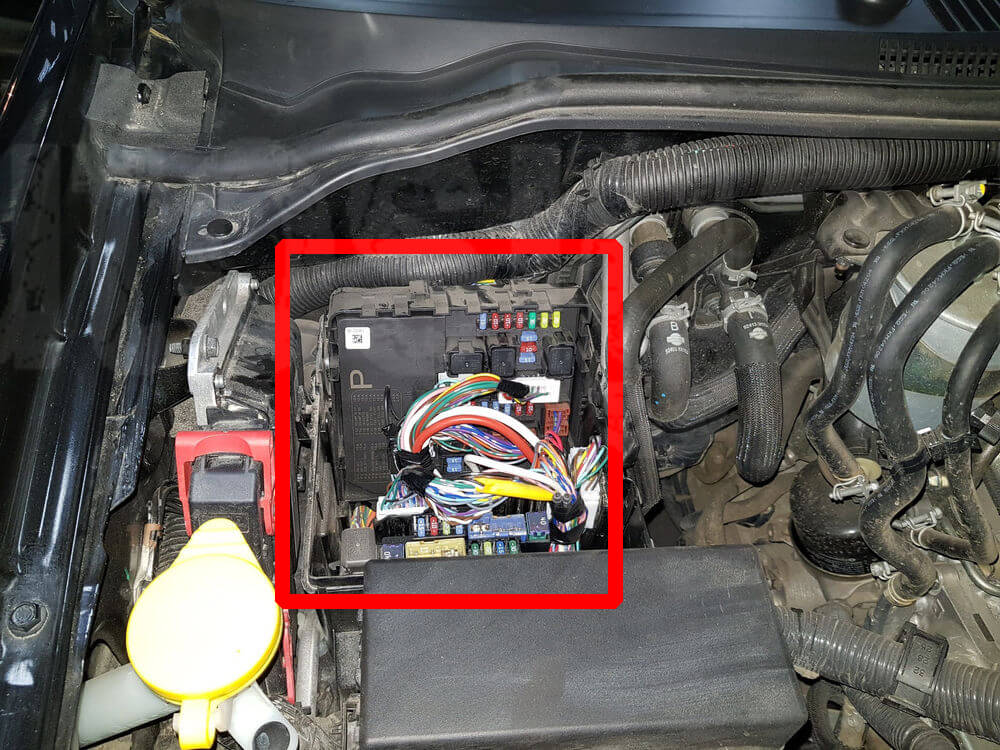 Nissan Navara 2013. Блок IPDM под капотом.