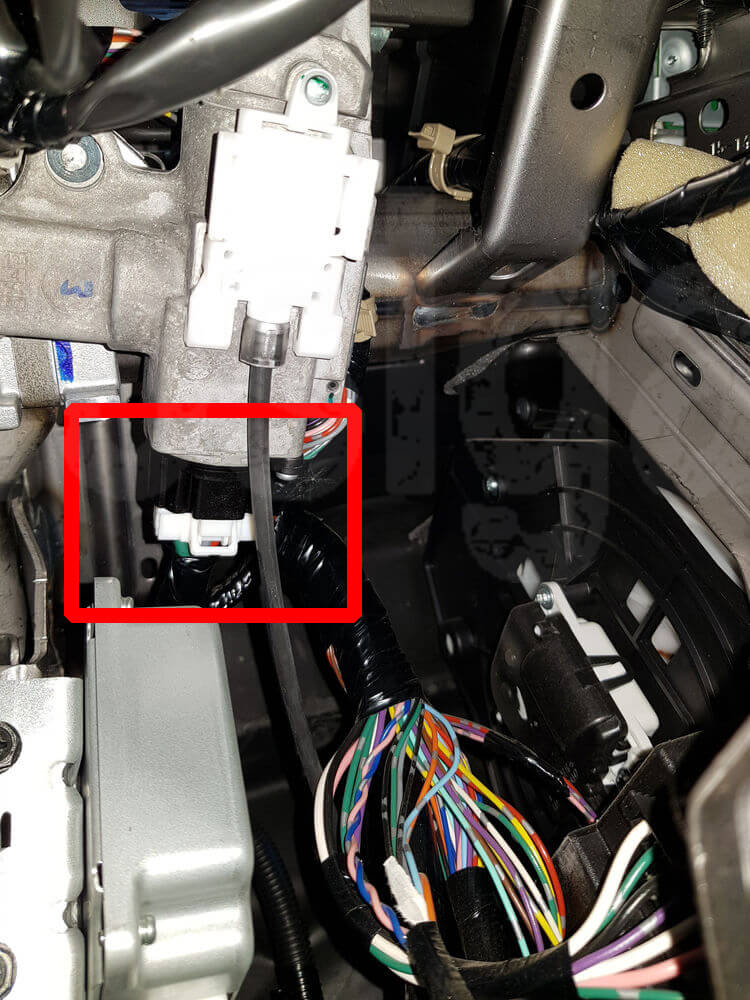 Nissan Navara 2013. Разъём на замке зажигания