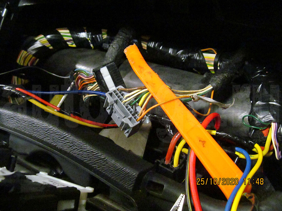 Nissan Terrano - двери и багажник Установка автосигнализации на Nissan Terrano - Подключение к концевикам дверей и багажника