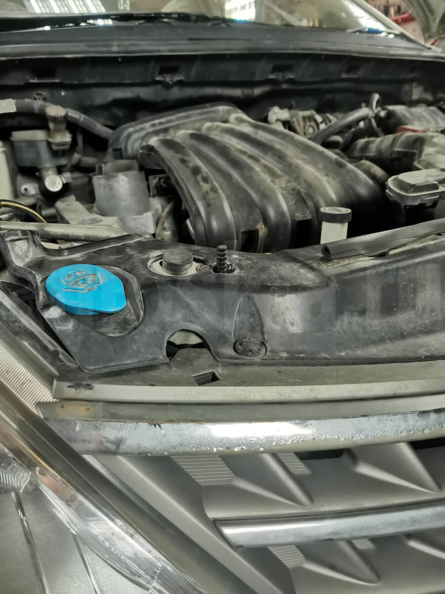 Установка концевика капота на Nissan Tiida 2009