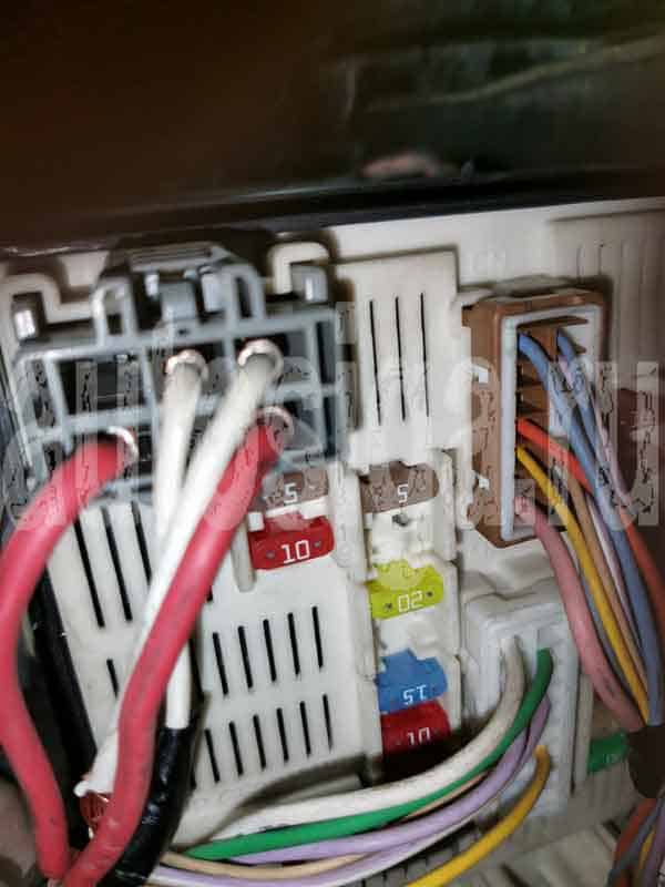 Установка автосигнализации на Renault Kangoo – разъём стартера на BCM Разъём со стартерным проводом на Renault Kangoo