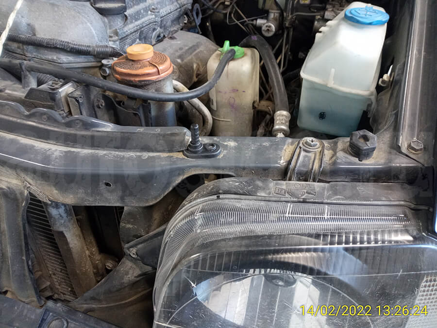 Suzuki Jimny 2008 – установленный концевик капота