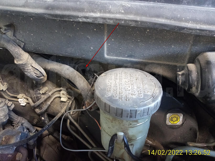 Suzuki Jimny 2008 – переход в подкапотное пространство