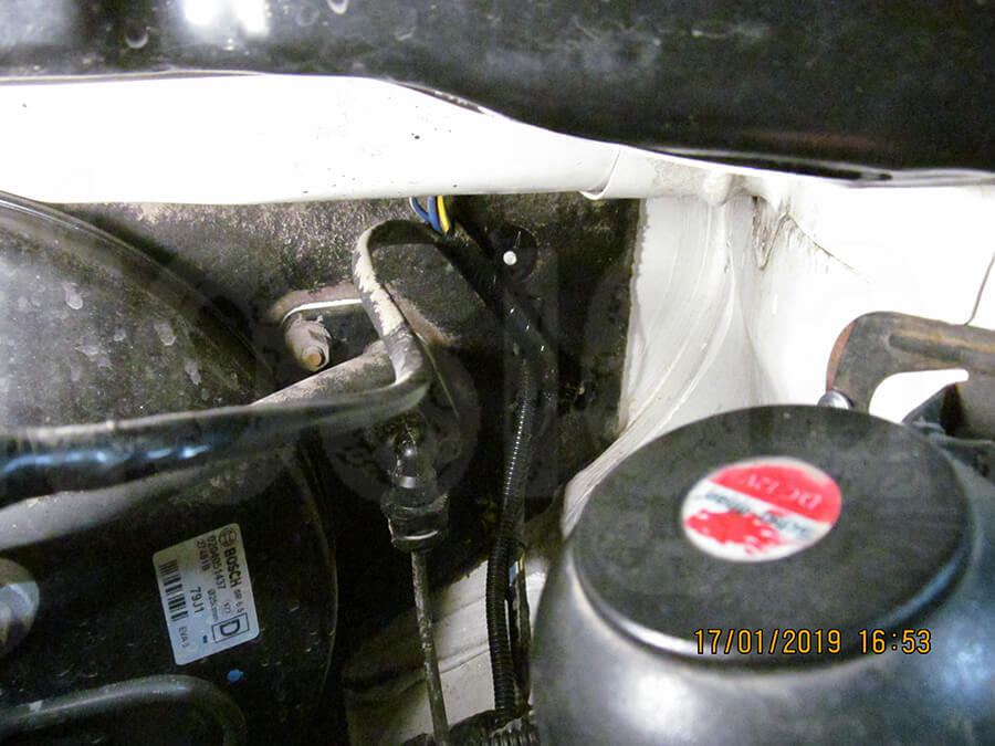 Suzuki SX4 2008 – проход под капот