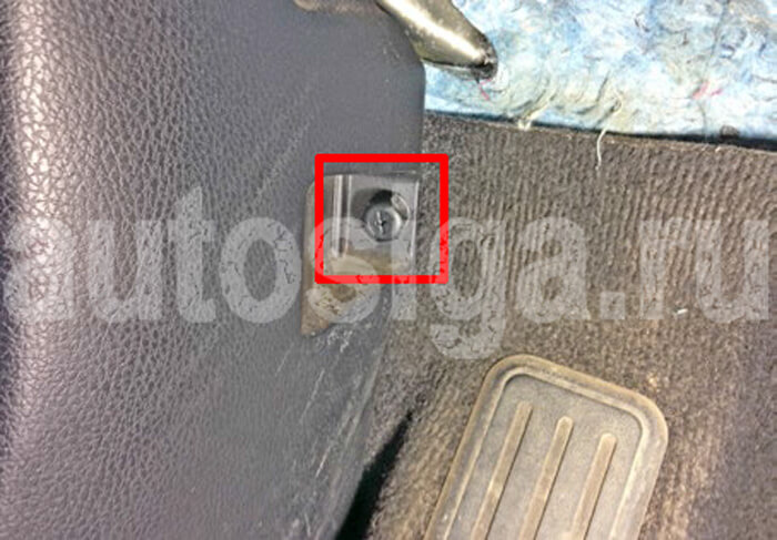 Снятие клипсы крепления накладки левой кик-панели Клипса крепления накладки