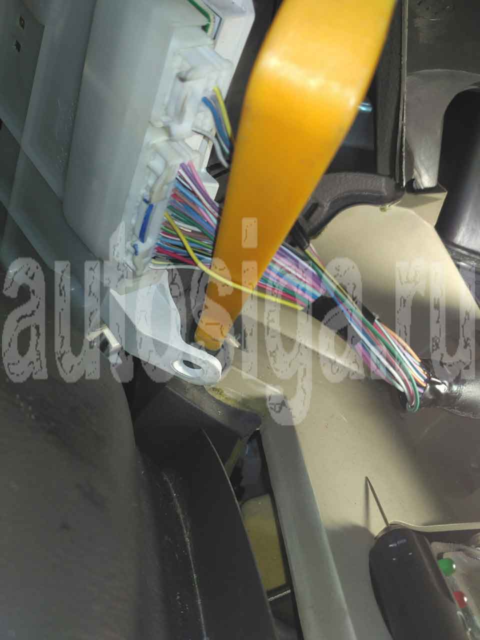 Установка автосигнализации на Toyota Alphard 2006 - Подключение к концевикам дверей