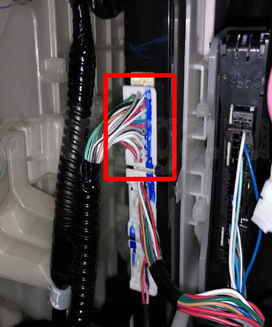 Toyota Camry 2018+. Разъём для подключения сигнализации