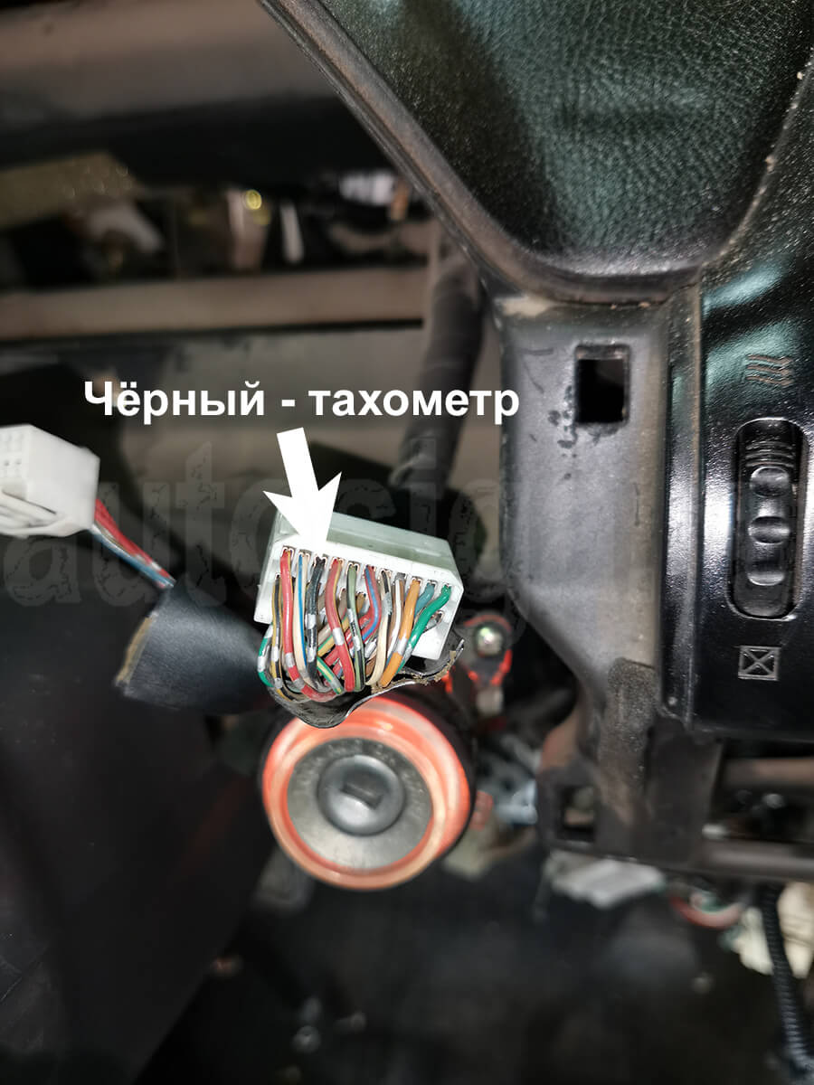 Подключение к импульсу на панели приборов на Toyota Altezza 2003 Toyota Altezza 2003 – тахометр на приборке