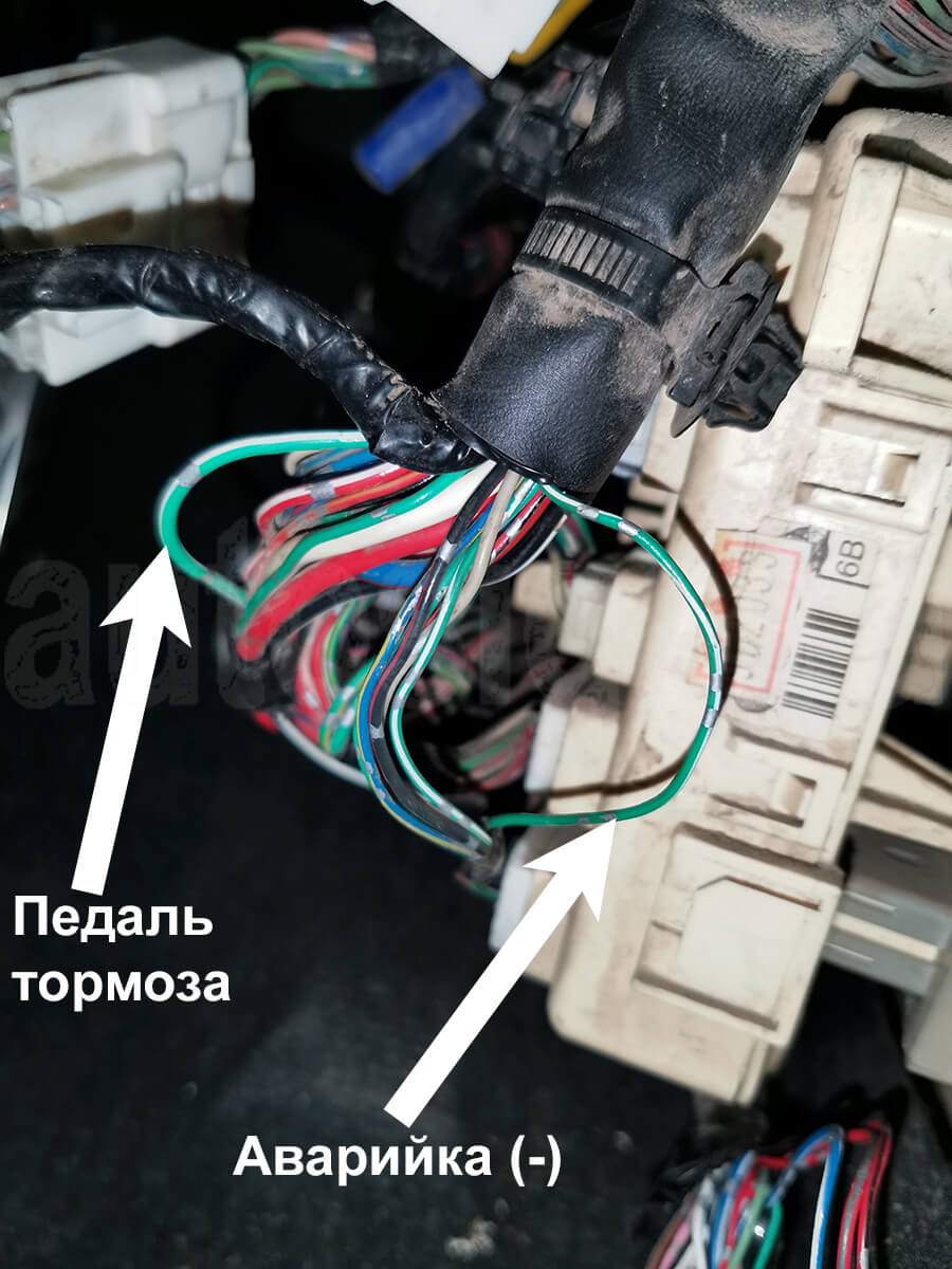 Подключение к педали тормозу и поворотам на Toyota Altezza 2003 Toyota Altezza 2003 – тормоз и аврийка