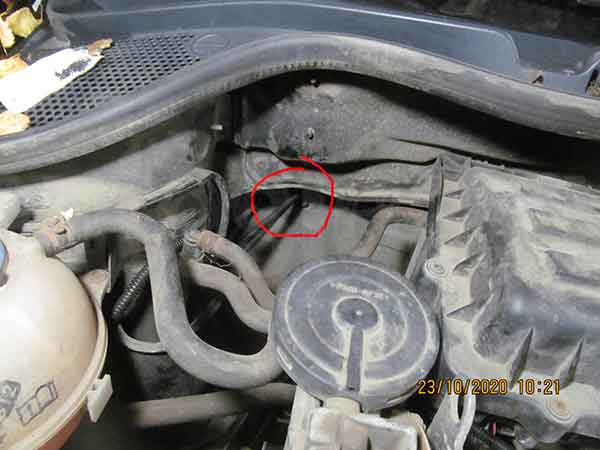 Volkswagen Polo - проход под капот Установка автосигнализации на Volkswagen Polo - Проход из-под капота в салон