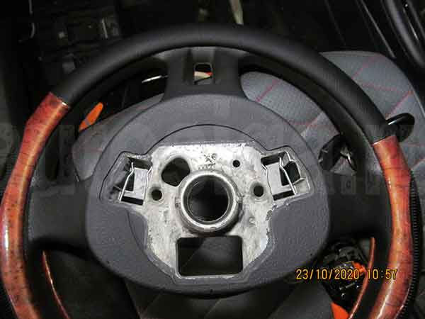 Volkswagen Polo - снятый руль Установка автосигнализации на Volkswagen Polo - Защёлки для снятия руля