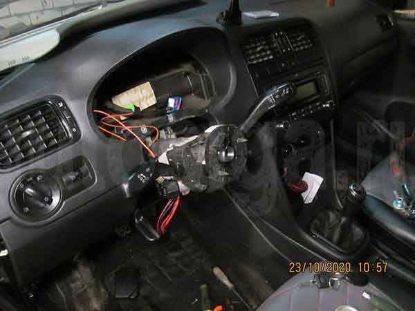 Volkswagen Polo - снятый руль Установка автосигнализации на Volkswagen Polo - Вид без снятого руля