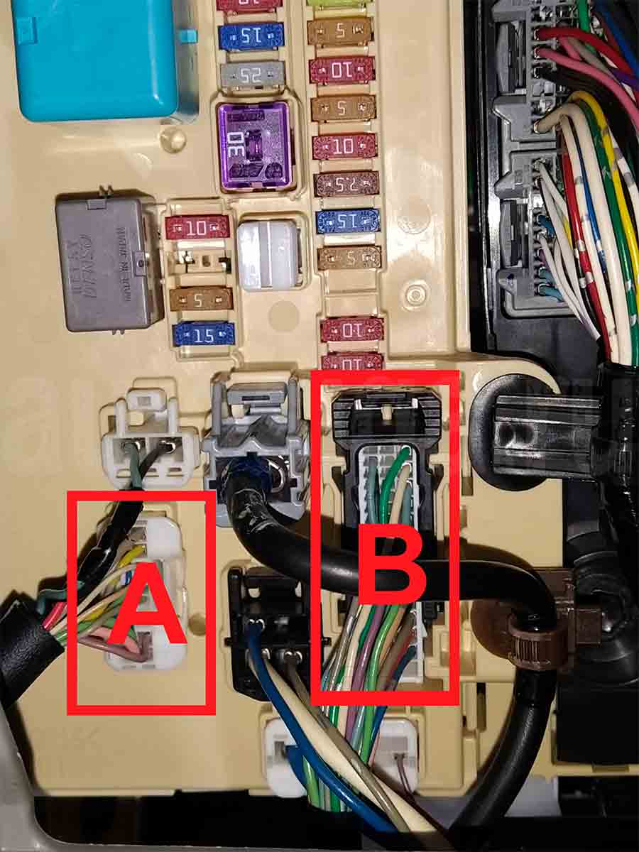 Разъёмы блока предохранителей Daihatsu Mira e:S Daihatsu Mira e:S 2013–2017 – разъёмы блока предохранителей