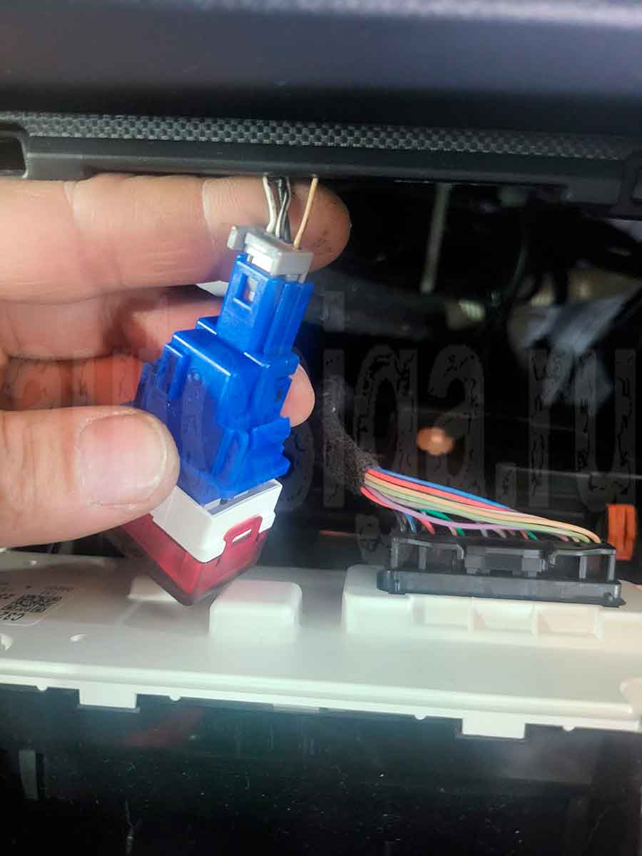 Daihatsu Rocky: подключение к кнопке аварийки