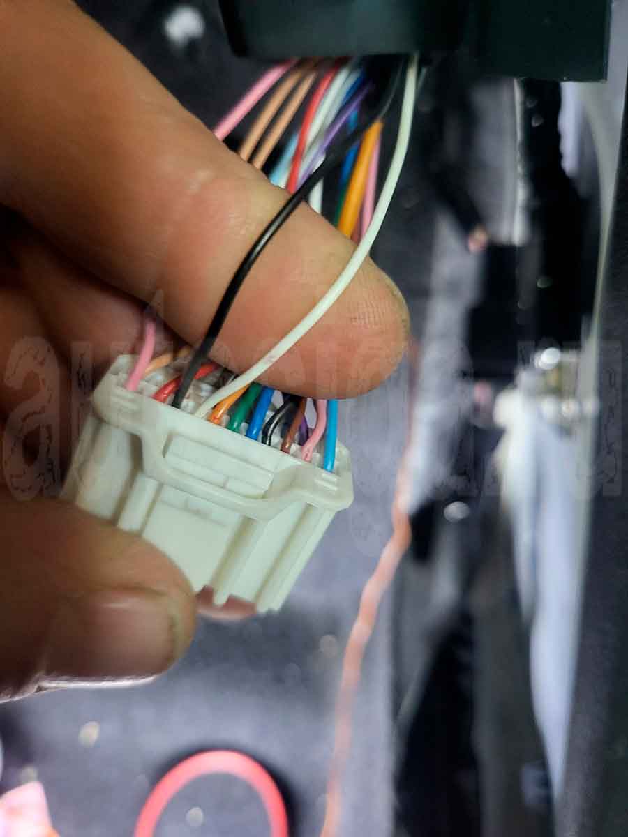 Daihatsu Rocky: подключение к управляющим проводам центрального замка