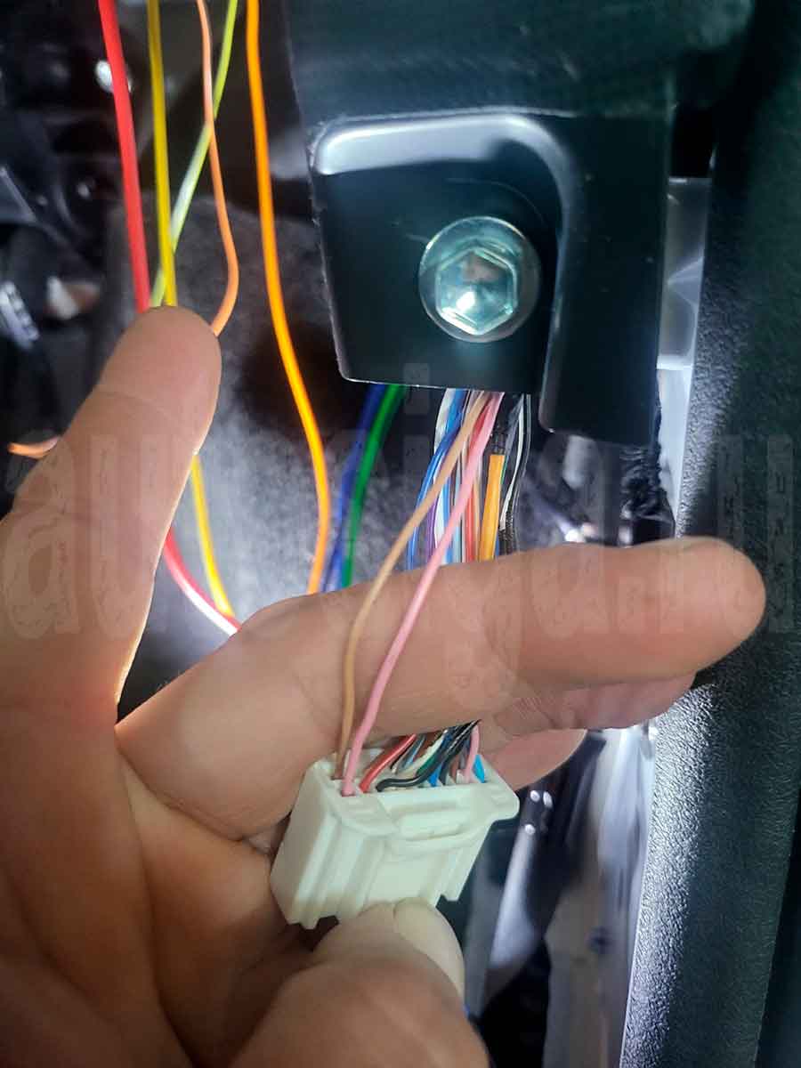 Daihatsu Rocky: подключение к силовым проводам центрального замка