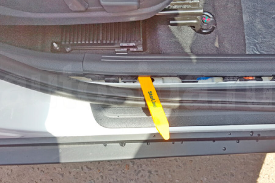 Kia Soul 2019-2023 Снять накладку порога двери пассажира Киа Соул 2019-2023 Снять накладку порога двери пассажира