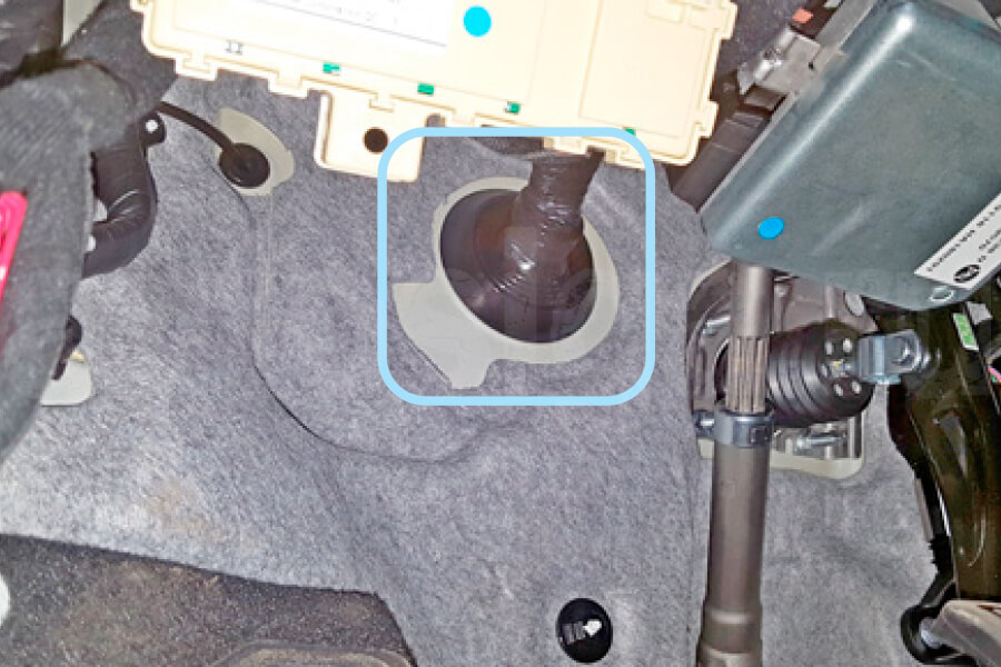 Kia Soul 2019-2023 Штатный уплотнитель слева Киа Соул 2019-2023 Штатный уплотнитель слева