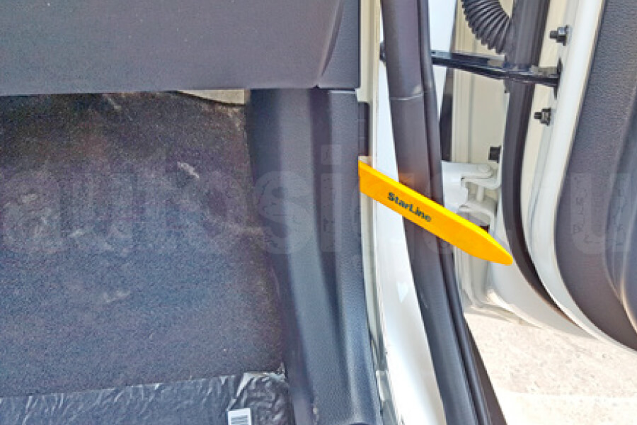 Kia Soul 2019-2023 Снять накладку кик-панели пассажира Киа Соул 2019-2023 Снять накладку кик-панели пассажира