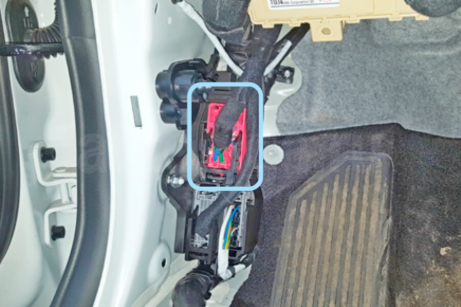 Kia Soul 2019-2023 разъём ЕМ11 Киа Соул 2019-2023 разъём ЕМ11 в левой кик-панели