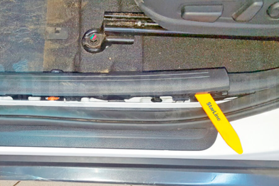 Kia Soul 2019-2023 Снять накладку порога двери водителя Киа Соул 2019-2023 Снять накладку порога двери водителя