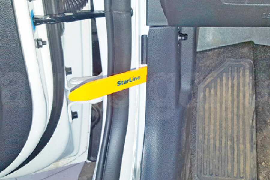 Kia Soul 2019-2023 Снять накладку кик-панели водителя Киа Соул 2019-2023 Снять накладку кик-панели водителя