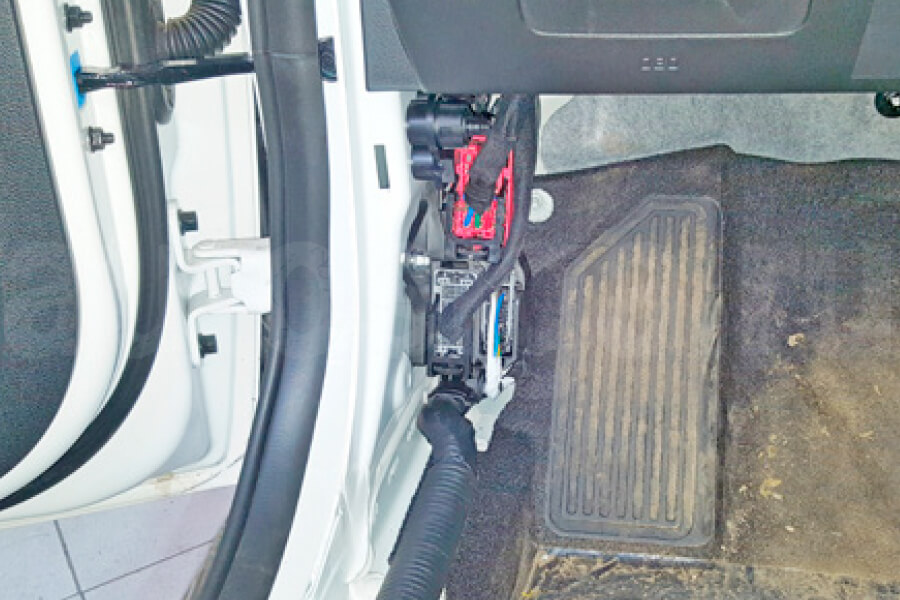 Kia Soul 2019-2023 Накладка левой кик-панели снята Киа Соул 2019-2023 Накладка левой кик-панели снята