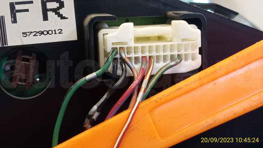 Ниссан Икс Трейл 2005: подключение концевика дверей Концевик дверей и багажника на Nissan X-Trail 2005