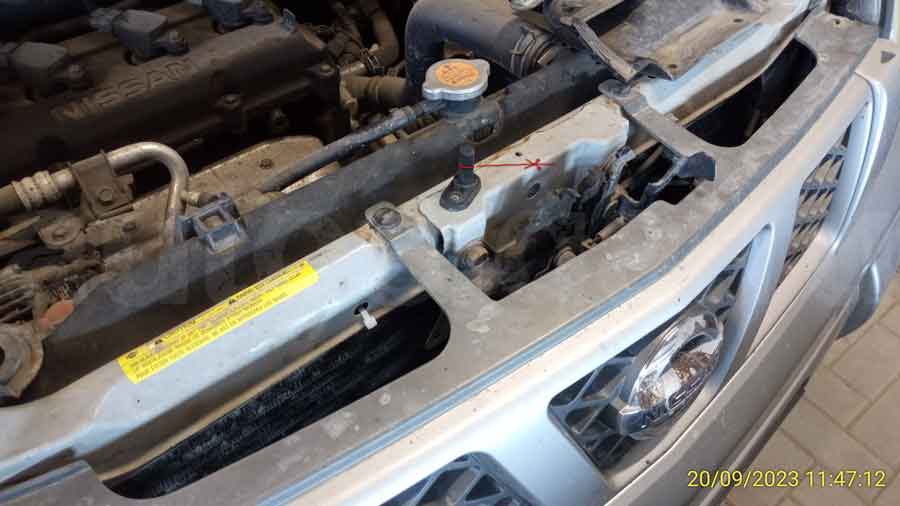 Ниссан Икс Трейл 2005: концевик капота Концевик капота на Nissan X-Trail 2005