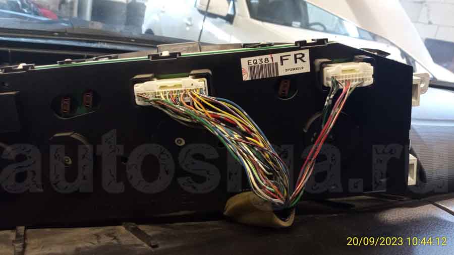 Ниссан Икс Трейл 2005: разъёмы панели приборов для подключения сигнализации Разъёмы панели приборов на Nissan X-Trail 2005