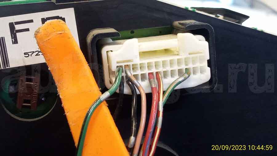 Ниссан Икс Трейл 2005: подключение к левому поворотнику Левый поворотник на Nissan X-Trail 2005