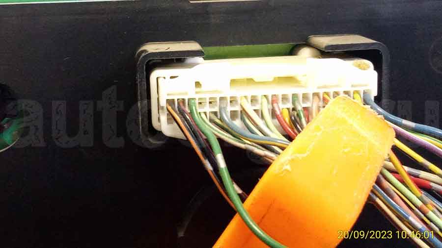 Ниссан Икс Трейл 2005: подключение к правому поворотнику Правый поворотник на Nissan X-Trail 2005