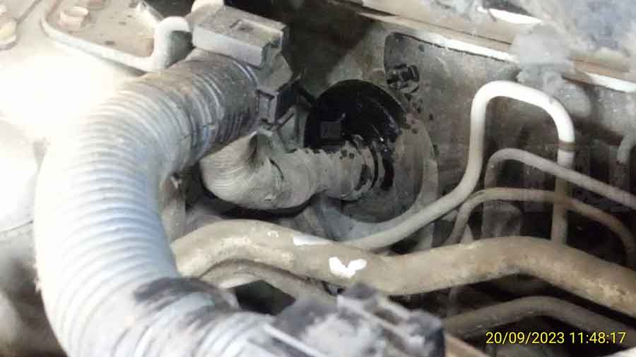 Ниссан Икс Трейл 2005: проход под капот Переход под капот на Nissan X-Trail 2005