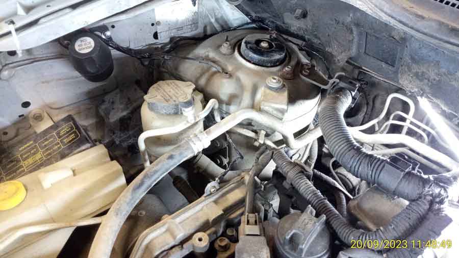 Ниссан Икс Трейл 2005: установка сирены Сирена и датчик температуры капот на Nissan X-Trail 2005