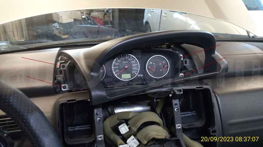 Ниссан Икс Трейл 2005: снятие панели приборов Снятие панели приборов на Nissan X-Trail 2005