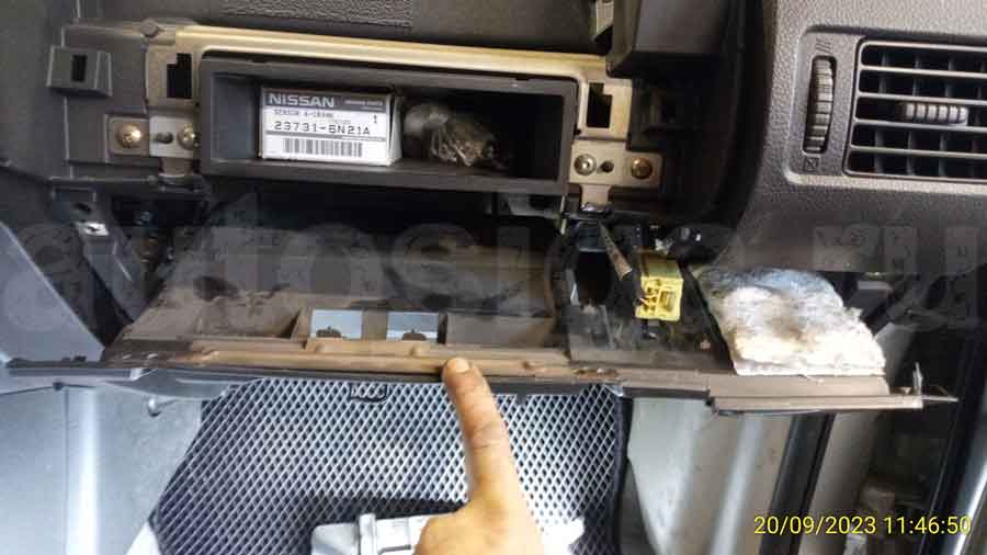 Ниссан Икс Трейл 2005: снятие накладки бардачка пассажира Снятие накладки бардачка пассажира на Nissan X-Trail 2005