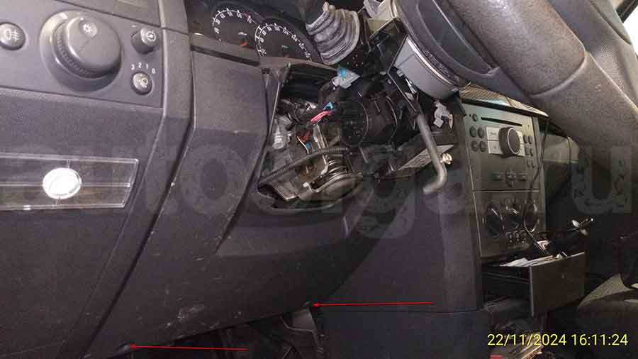 Opel Meriva 2008: разбор салона, снятие нижней накладки