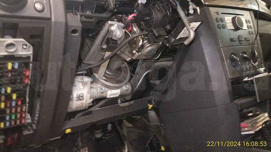 Opel Meriva 2008: разбор салона, нижняя накладка снята