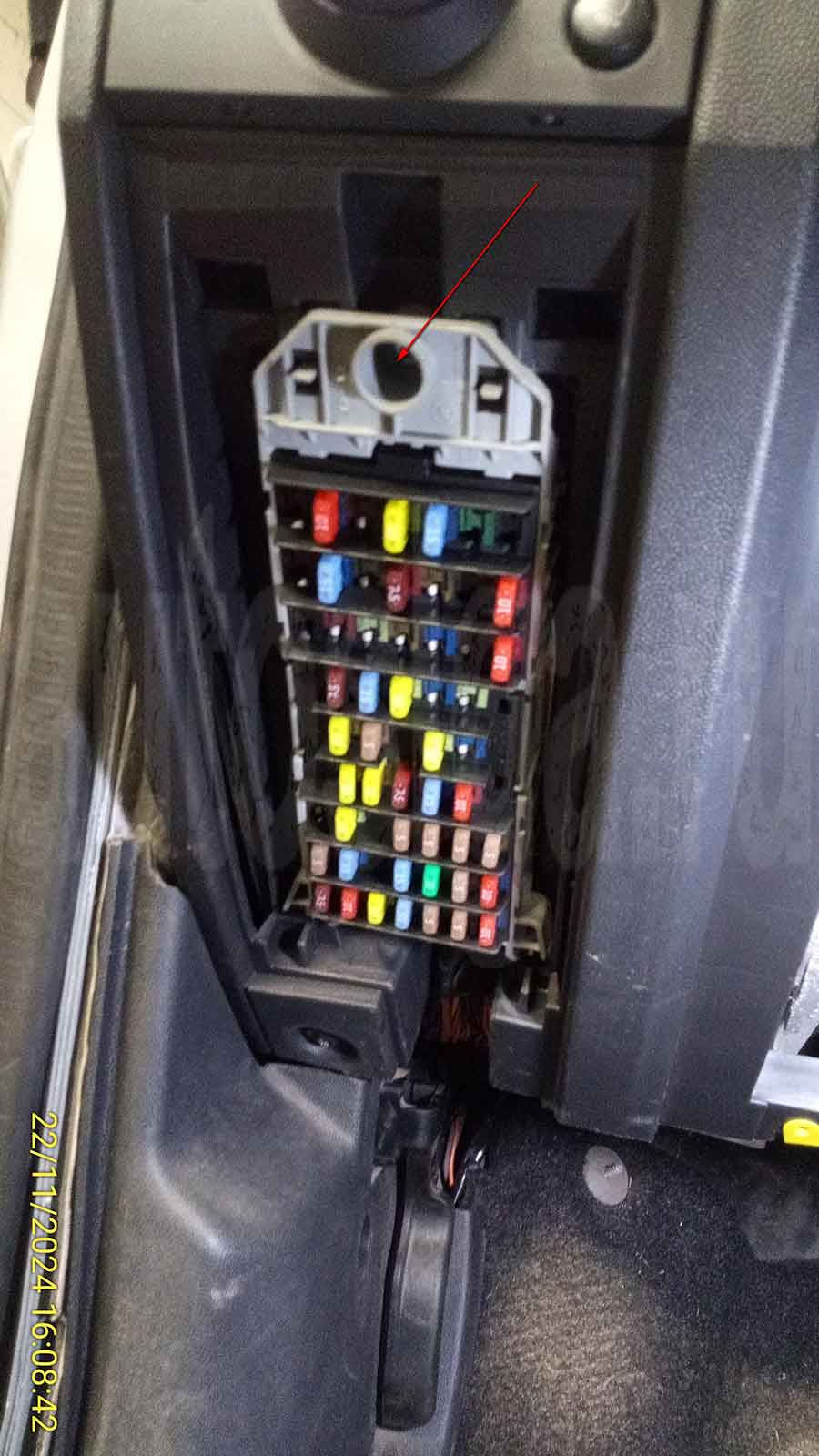 Opel Meriva 2008: разбор салона, крепление блока предохранителей