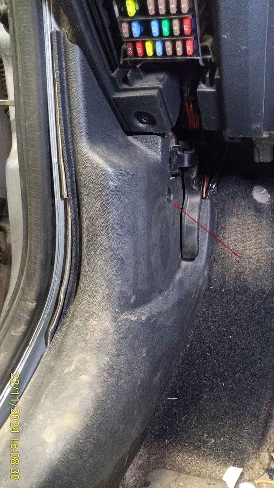 Opel Meriva 2008: разбор салона, крепление накладки кик-панели